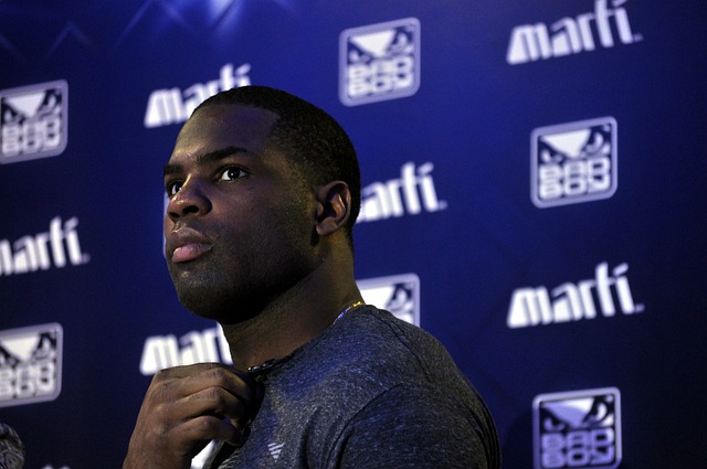 而黄政宇则 而黄政宇则